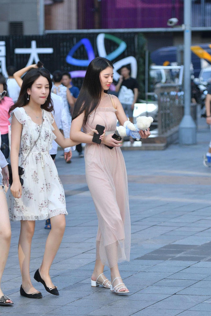 气质小姐姐穿粉色连体衣裹出曼妙身姿，优雅甜美很吸睛