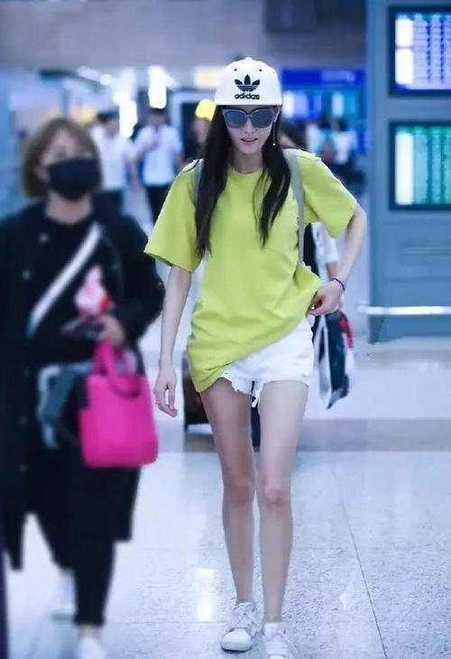 迪丽热巴穿T恤几乎是平胸，但穿上裙子大变样，都快被她迷晕了！