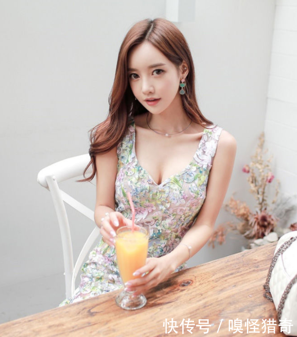 韵味十足的紧身裙姑娘，高挑又漂亮，魅力太强了！