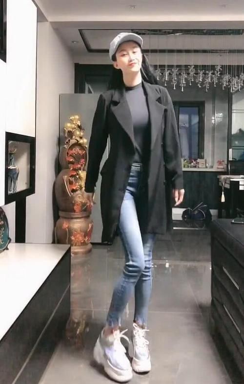  「美女」穿紧身牛仔裤的时尚美女，不动声色呈现美腿，网友：瘦而不柴!