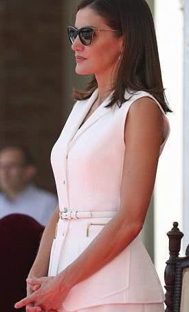 西班牙王后白色裙装亮相典礼气质完胜凯特，她才是凯特的时尚劲敌