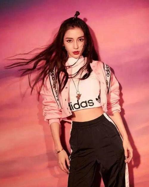 『前卫』2020春季流行的“短一截”毛衣,个性又前卫,明星都上头了!