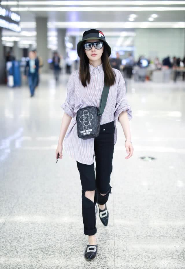  尖角线帽：情商高的女人非常少戴这2款遮阳帽拍照pose，不但显脸大，还特不太好搭衣服