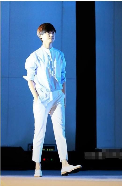 李宇春现在是什么风格都敢穿了，一身粉色运动装都不敢认了！