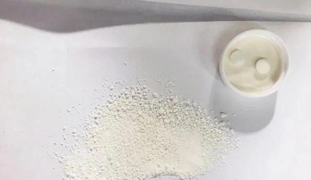  「溶液里浸泡」1粒小药片，碾碎丢水里，花像吃了兴奋剂疯长！