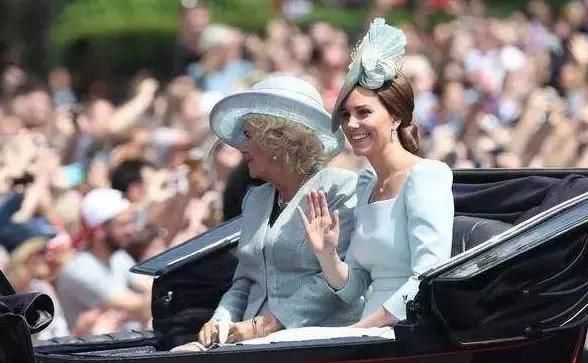 凯特王妃、夏洛特小公主同行的这个细节，原来这么讲究