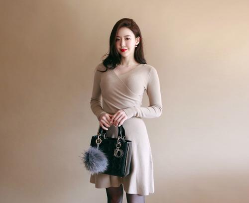 傲人身材的紧身裙美女，尽显女神的甜美感