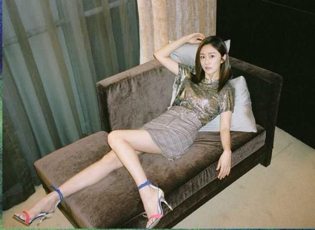 她是娱乐圈隐藏的“腿模”，一双修长白皙的腿美的让人无法呼吸!