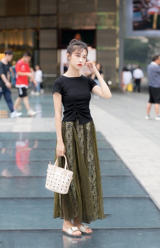靓女|路人街拍,靓女搭配一条高腰的短裤,俏皮风十足