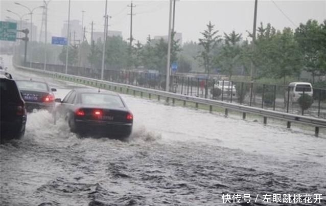  [高速]跑高速遇到积水怎么办？急刹车还是变道？交警：这都不是