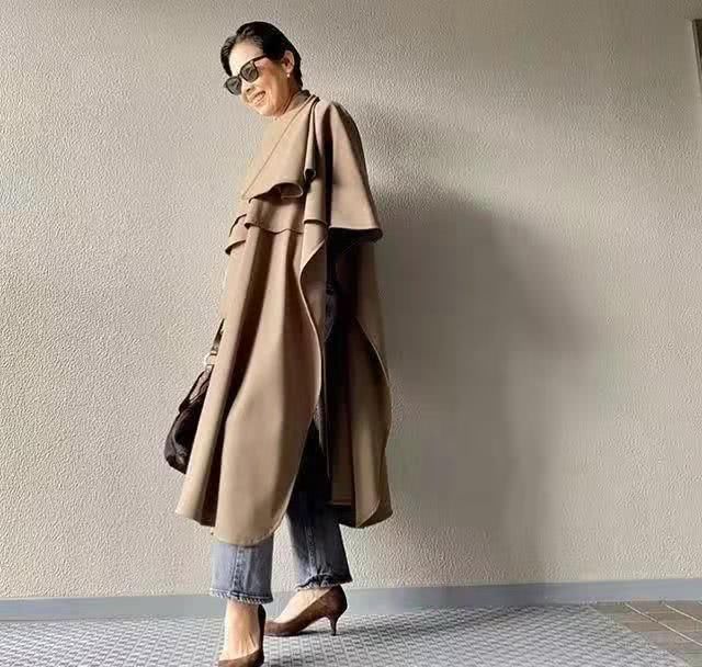  网上：56岁大妈在网上晒自己的穿搭，意外爆红全网，网友：气质女神