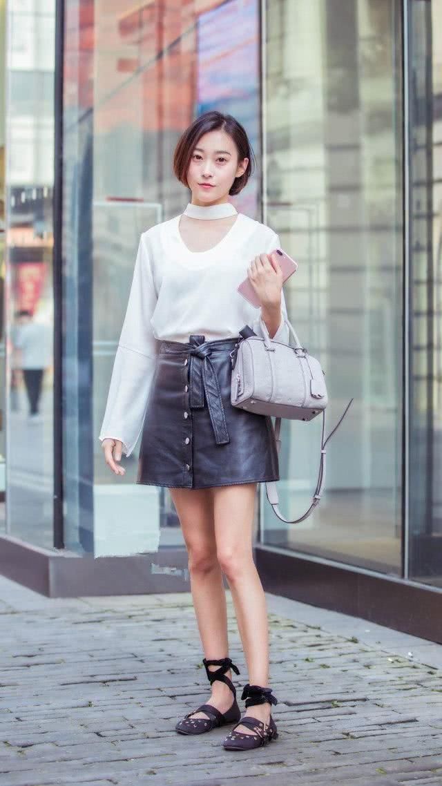 路人街拍，图一小姐姐身穿藕粉色的连体裤，大秀美腿，漂亮极了