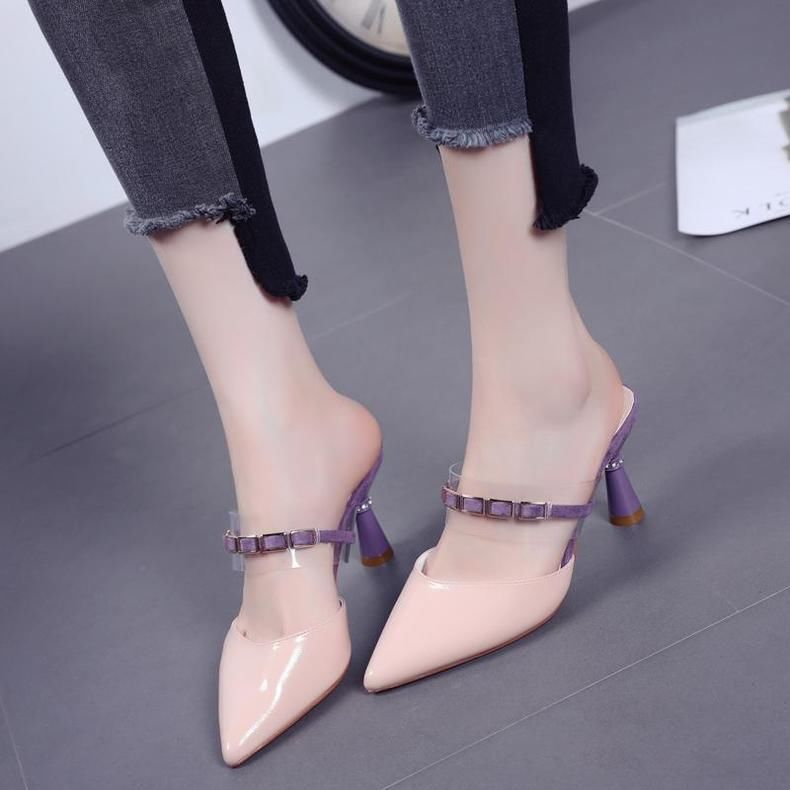 一双充满着魅惑的尖头高跟鞋，充分释放女人双脚的束缚