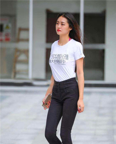 『飘飘』街拍:长发飘飘的小姐姐,一件白色背心配短裙,尽显窈窕好身材