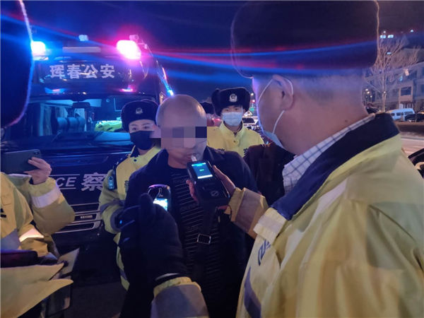  无人机■吉林珲春交警用无人机精准锁定酒驾人