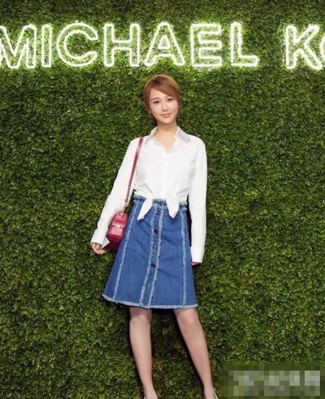 怪不得杨紫死活不上称，这腿又粗又短，还是辣眼睛那种的!