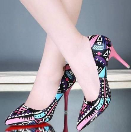 简约随性大方的尖头高跟鞋，精心别致的设计，展现足间的魅力！