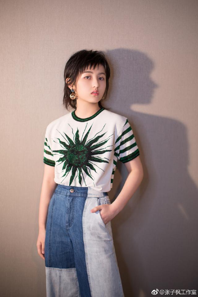 辣眼睛！张子枫穿搭青春有活力 却输在了鞋子上，网友：又穿错了