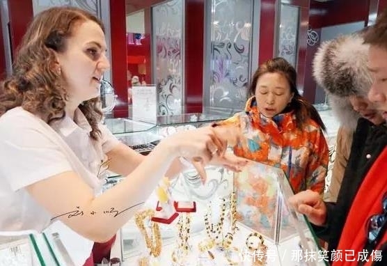 “中国大妈”组团去韩国血拼扫货,结账那一刻韩国人直接沸腾了!