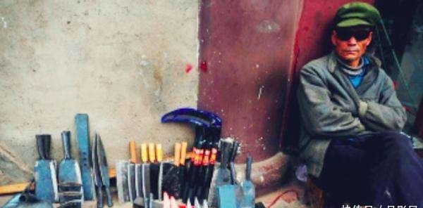  「卖刀」有人专门来农村卖刀，赊账不收钱，留下预言不少，背后