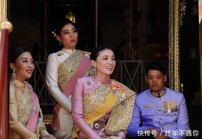  『争做』彻底服气了！41岁苏提达王后目光长远，这是在为后宫之争做准备