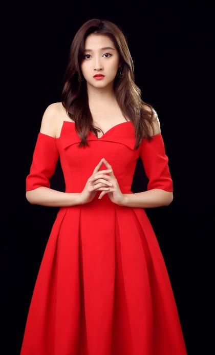 躲过了关晓彤的红裙，避开了徐璐的红裙，却唯独爱上了她的红裙