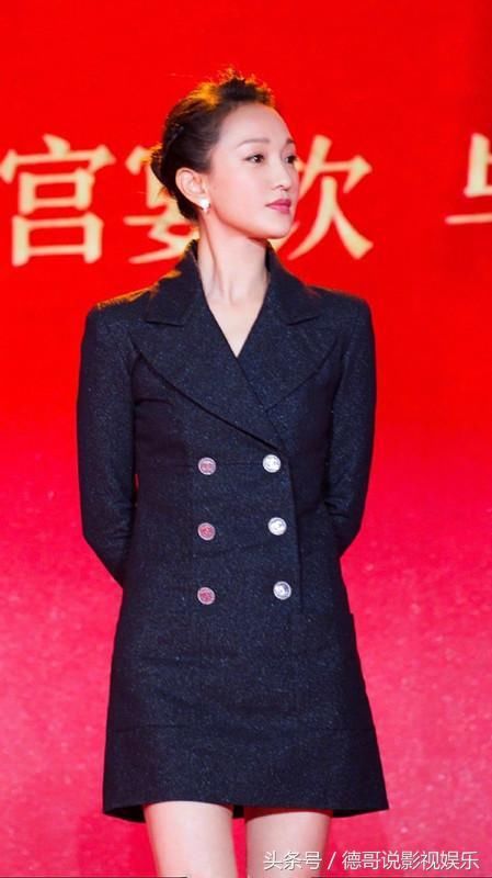 李珠妍穿西装秀细腿，但是看到周迅，大象腿和铅笔腿差距真大