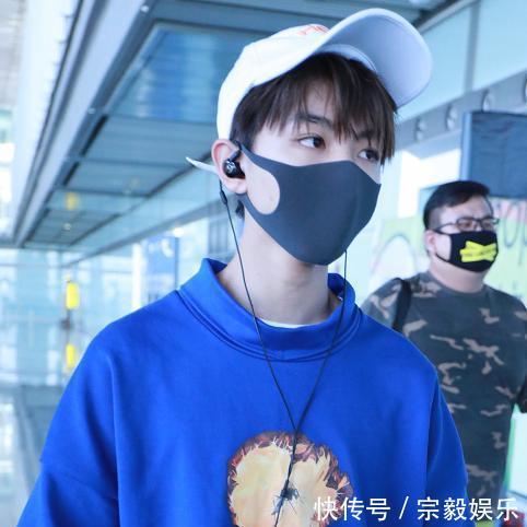 王俊凯、陈立农穿“破洞裤”现机场，谁是“两米”大长腿一目了然