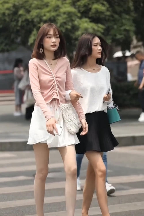  美女@美女太“年轻”了,和女神穿闺蜜装,腿像10年没洗一样,佩服！
