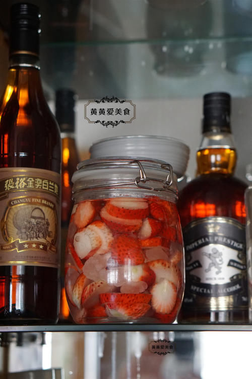  「草莓」草莓酒好喝有窍门，老妈30多年的秘方，滴滴香醇，解春困就靠它了