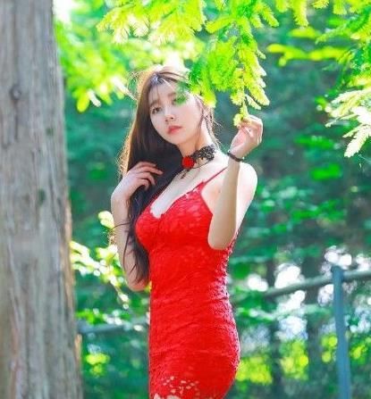  美女|性感美女翩若惊鸿，你要的我都有，勾勒出迷人曲线！