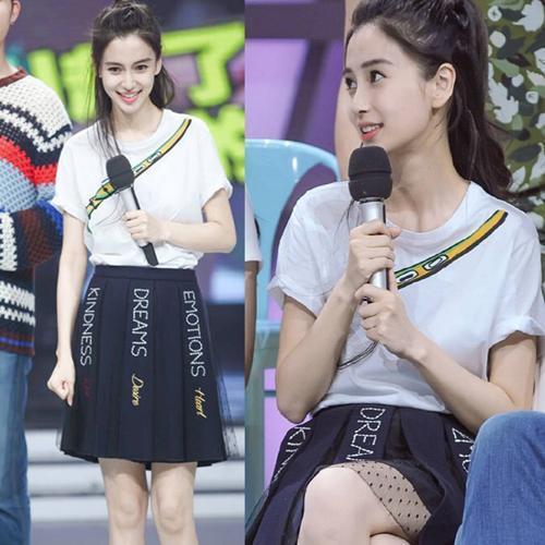 热巴穿着一身魅力的连衣裙亮相现场，却火了凉鞋，网友一致要同款