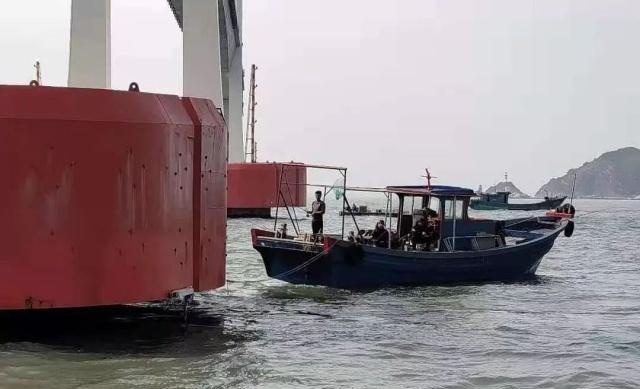 汕头有人在南澳大桥桥墩平台上钓鱼，这是“用生命在垂钓”