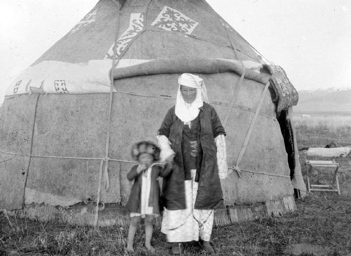 老照片:100年前新疆伊犁地区，特克斯河谷的游牧民族