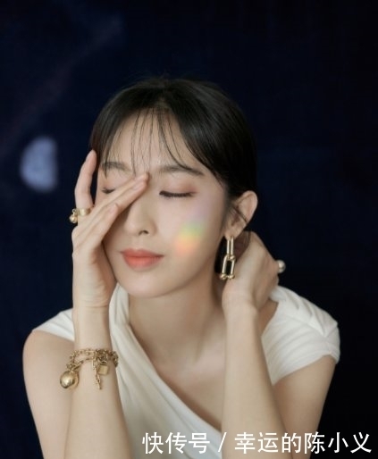 【 裙摆】没控制住扬太高捂着裙子跑掉,太尴尬!张俪红毯掀起裙摆转圈