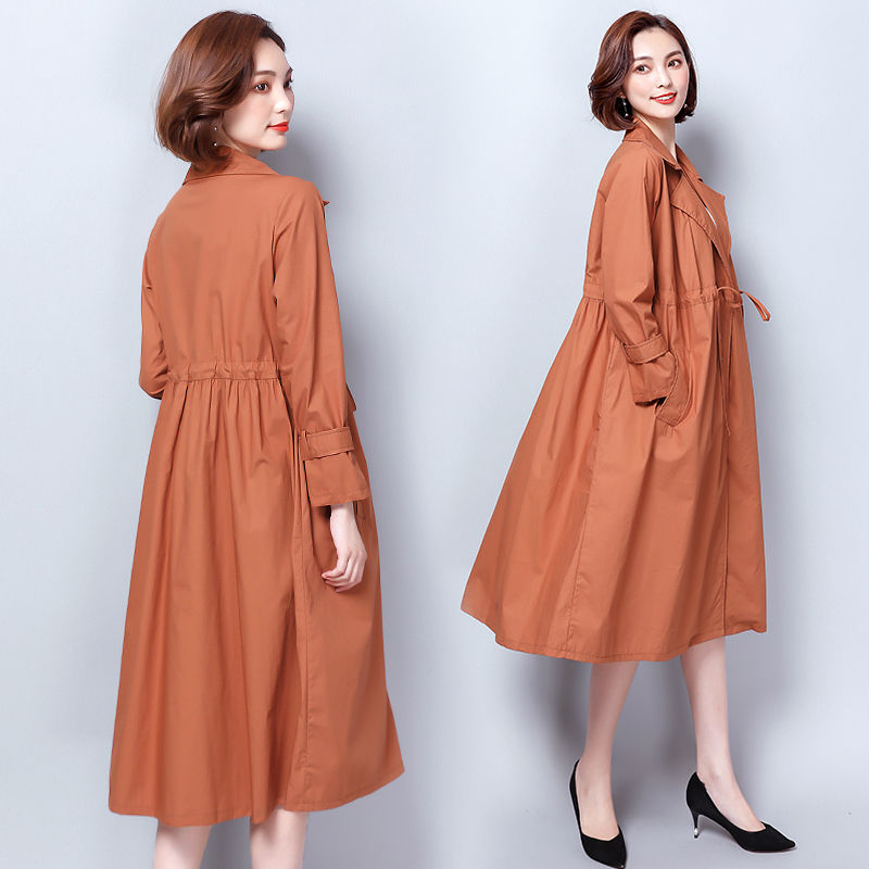 中国制造“风衣”一夜而红，最适合40岁女人穿，越看越洋气