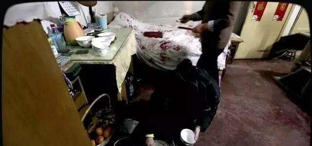  [脏乱]35岁剩女和父母挤28㎡，房屋脏乱，父亲没床睡被迫“离家出走”