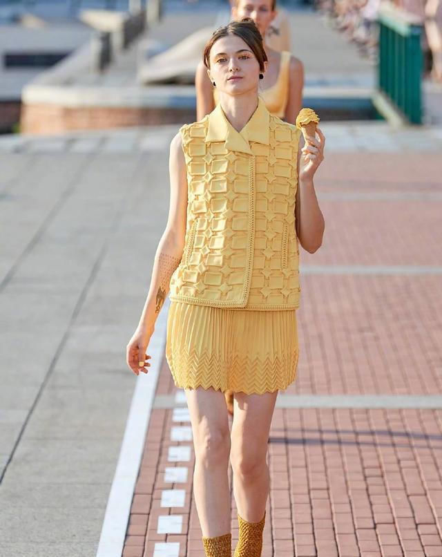 『连身裙』女人35岁,建议春夏多穿这浅黄色裙装搭牛仔外套,洋气减龄还不贵...