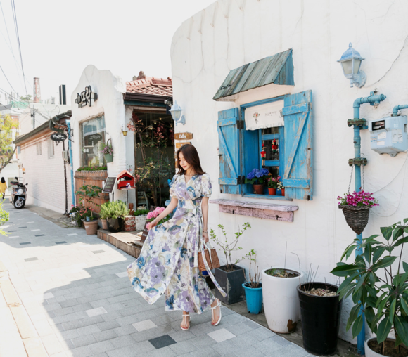 女神孙允珠，油墨水彩阿尔勒田园花亭长裙