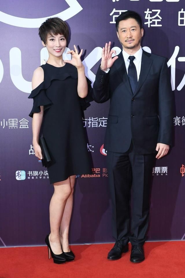 谢楠真没有个孕妇样，身穿白色薄纱裙，网友：肚子哪去了？