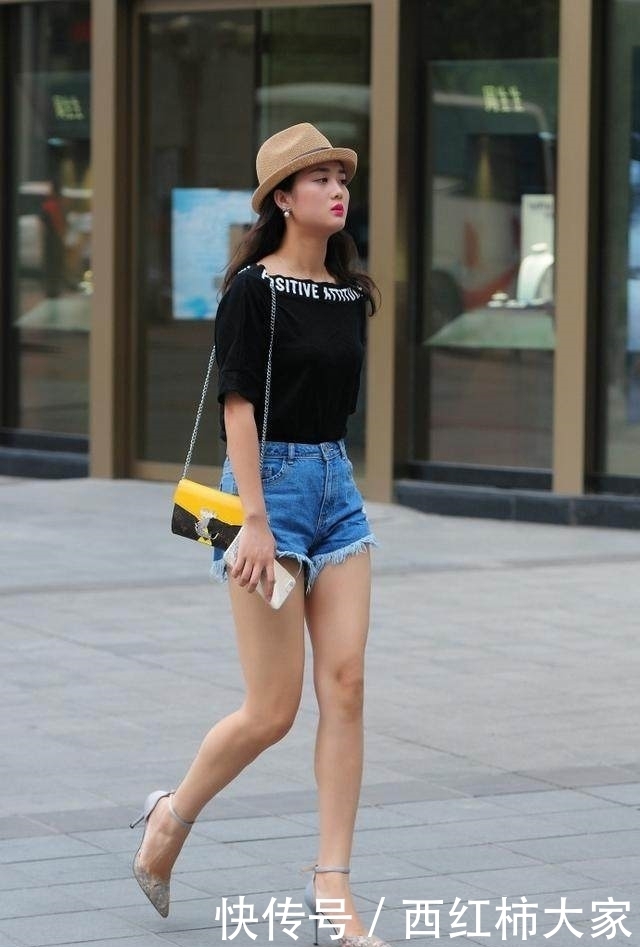 气质|街拍:美女的性感大长腿很是吸睛,优雅气质也甚是迷人