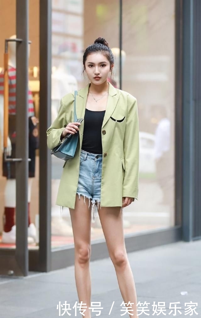  连体■吊带连体裤搭配高跟凉鞋，时尚又性感的风格，搭配出女神般的气息