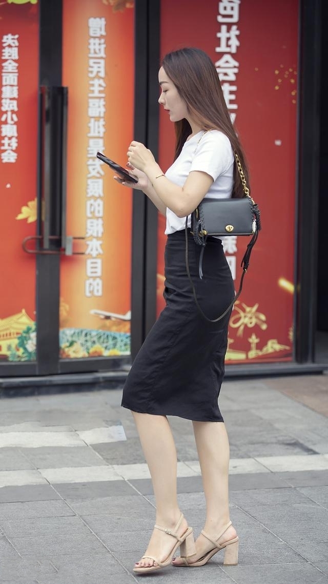  『优雅』路人街拍，小姐姐的侧颜很漂亮，加上一步裙的风格，魅力迷人