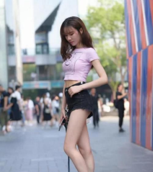  花非花|“花非花”的6厘米牛仔裤，遛狗女神的街头亮相，看不懂的造型！