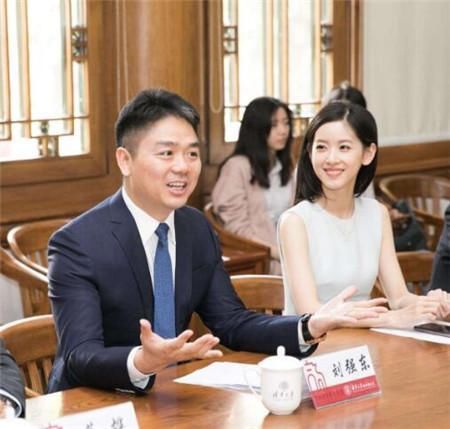 疑刘强东微信朋友圈发声：“我媳妇多漂亮，大家想想吧”！