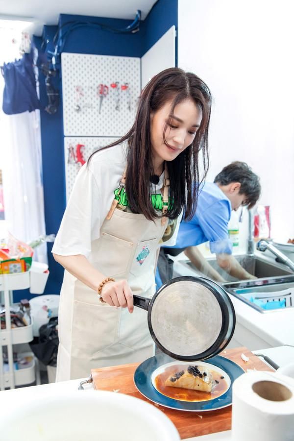 《中餐厅2》开播比起最早国民CP重聚，我更好奇赵薇舒淇在厨房足