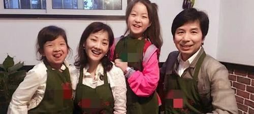  #少扣#44岁牛莉秀身材有绝招！戴复古眼镜扮贵妇，扣子少扣两颗还留个缝