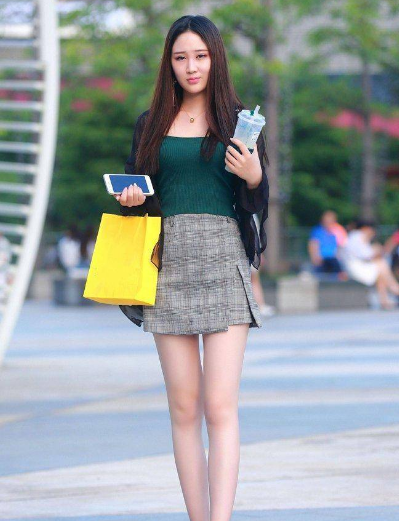 街拍：小姐姐厉害了！灰T恤搭牛仔裤穿在她身上也可以那么性感！