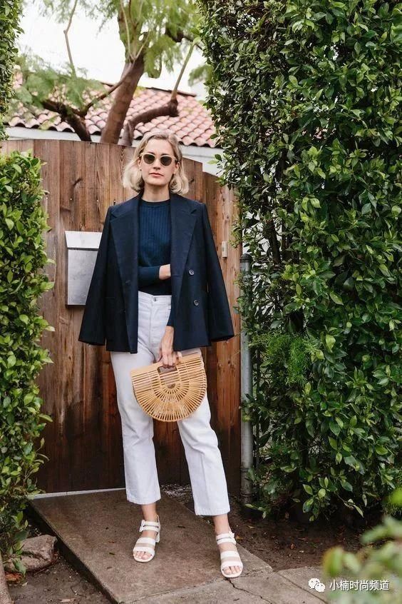 今年夏天就踩着这双方头凉鞋，搭上90年代复古列车