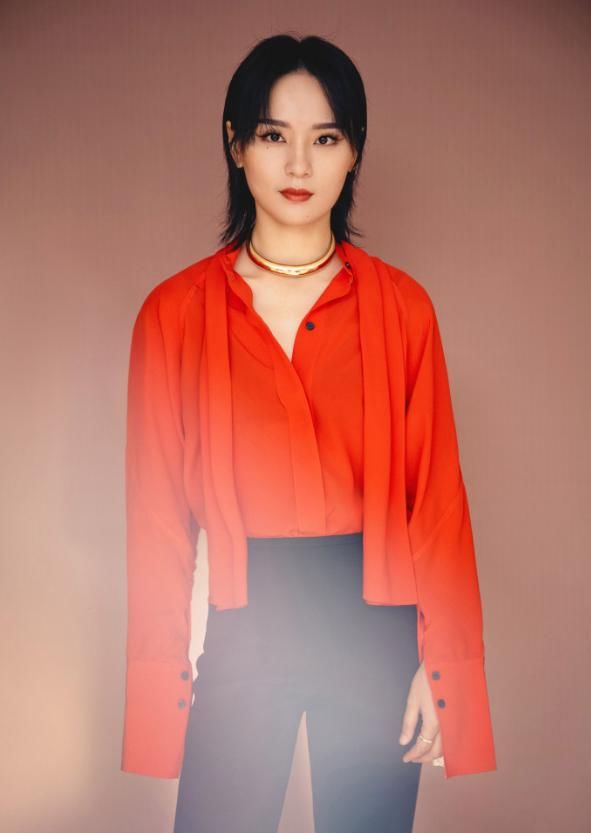  #看上去更加#周笔畅小个子穿搭教科书，一袭红色衬衫配黑色直筒裤，显高又显瘦